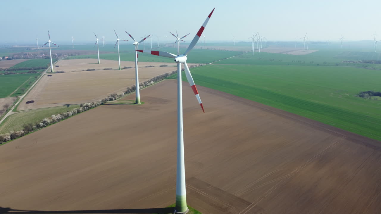 농경지 위 의 풍력 발전소 의 공중 사진