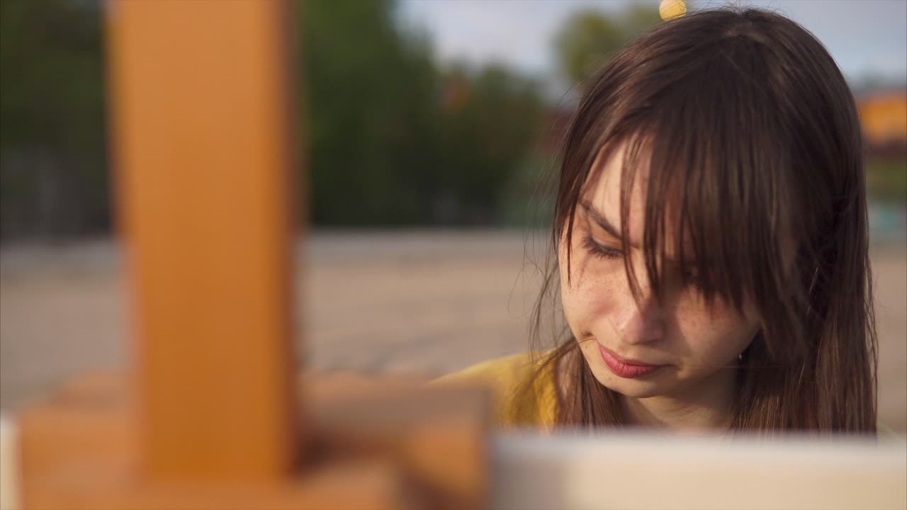 야외에서 그림을 그리는 여자