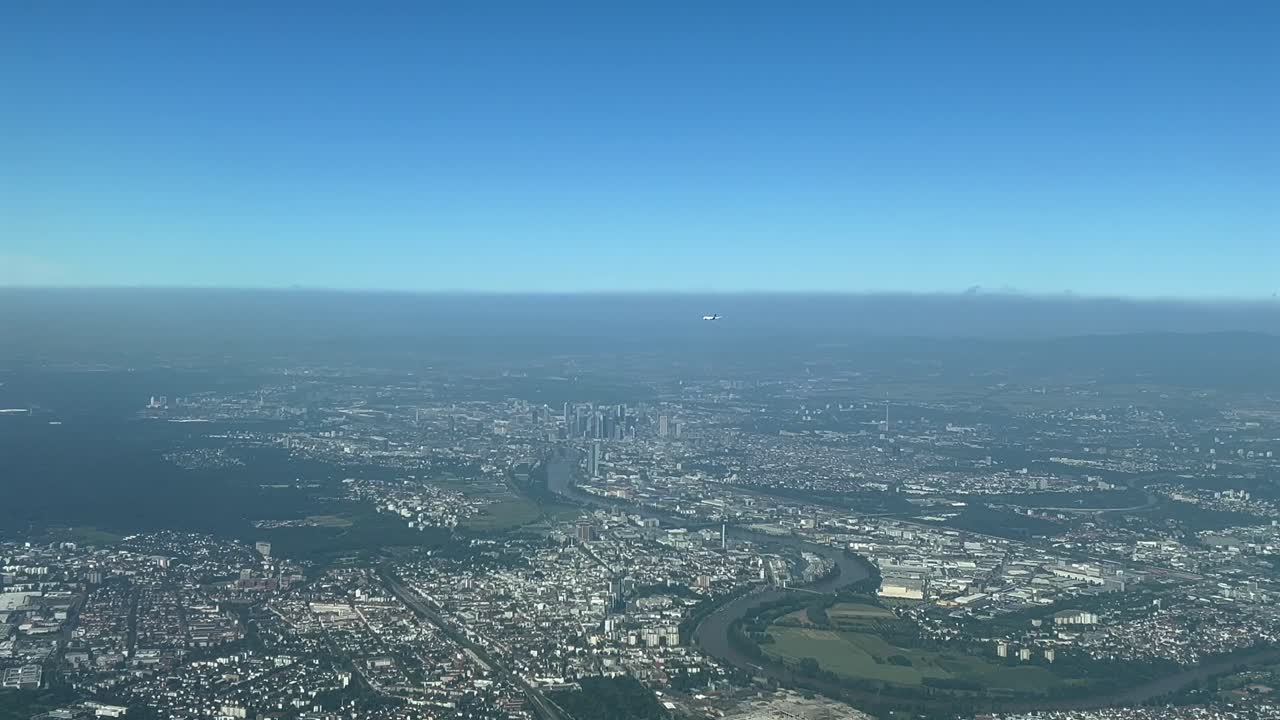 pov frankfurt vista aérea de la ciudad cubierta de humo y contaminación