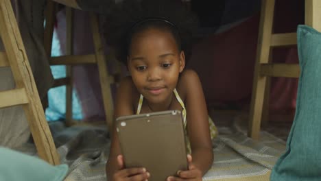 Video-Eines-Afroamerikanischen-Mädchens,-Das-Ein-Tablet-Benutzt