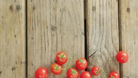 video de tomates cerezos frescos con espacio de copia sobre un fondo de madera