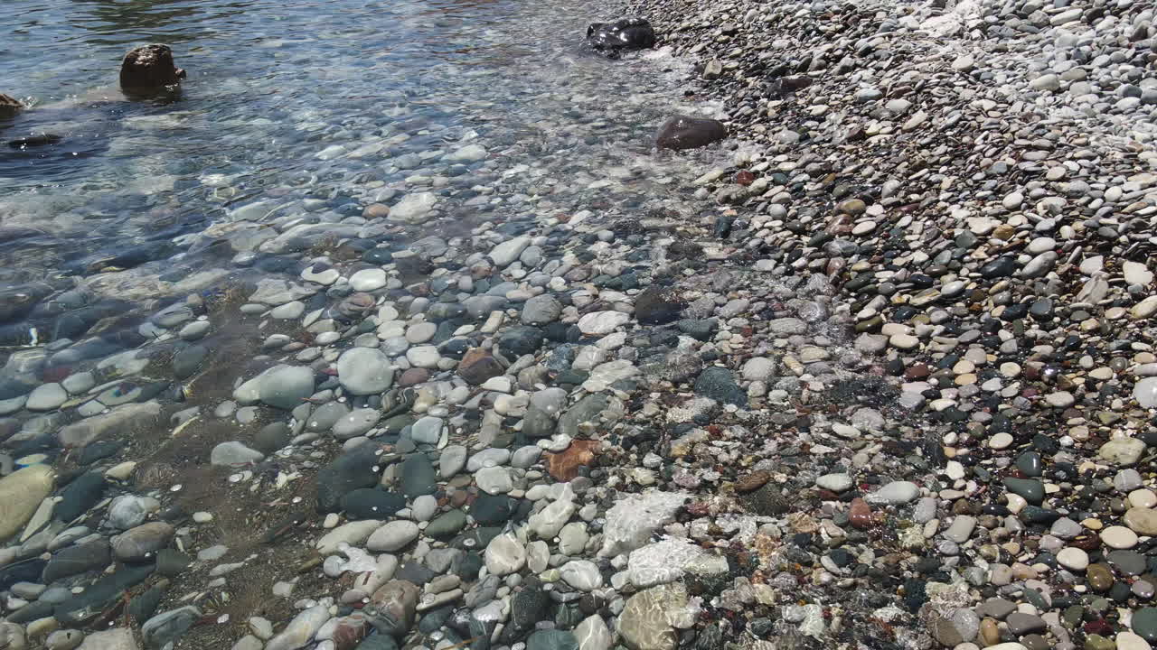 자갈이 깔린 바위 아프로디테 해변 키프로스에 지중해 래핑