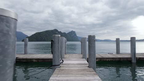 Bootsanlegestelle-Am-Vierwaldstättersee,-Filmischer-Drohnenflug