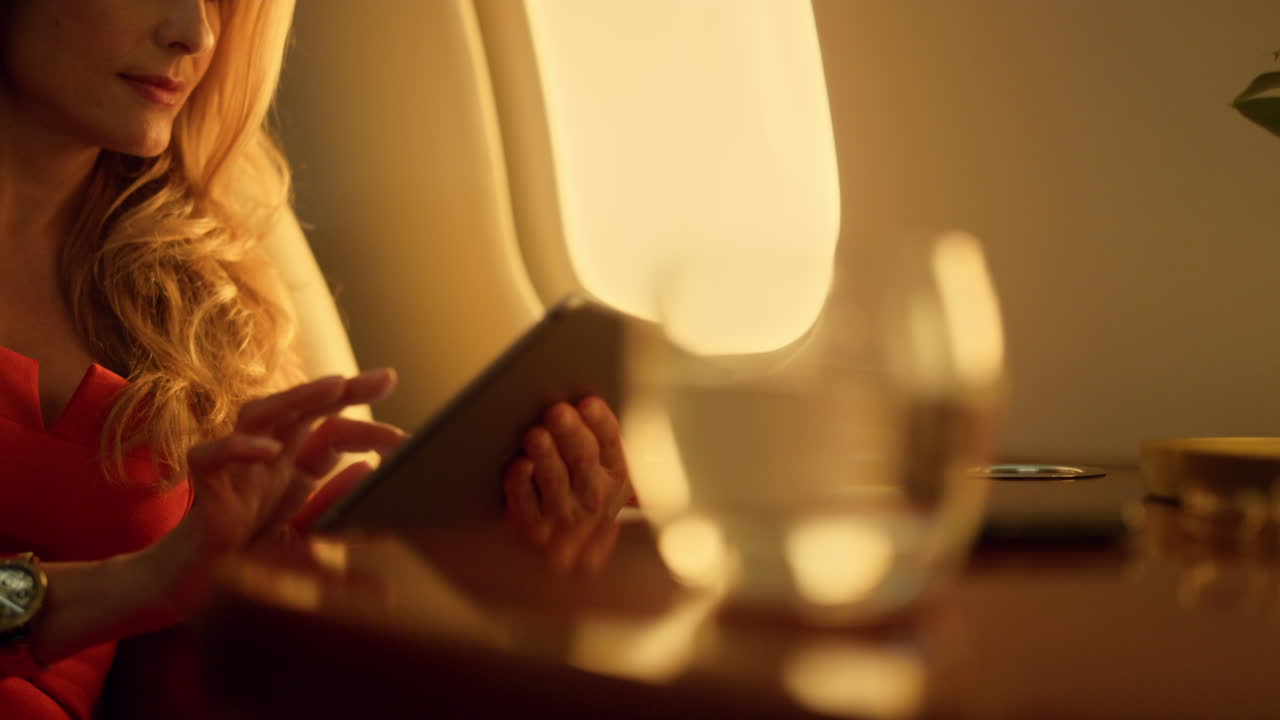 Primo piano di una donna concentrata che tocca un tablet. Bella signora lavora scorrendo il tablet.