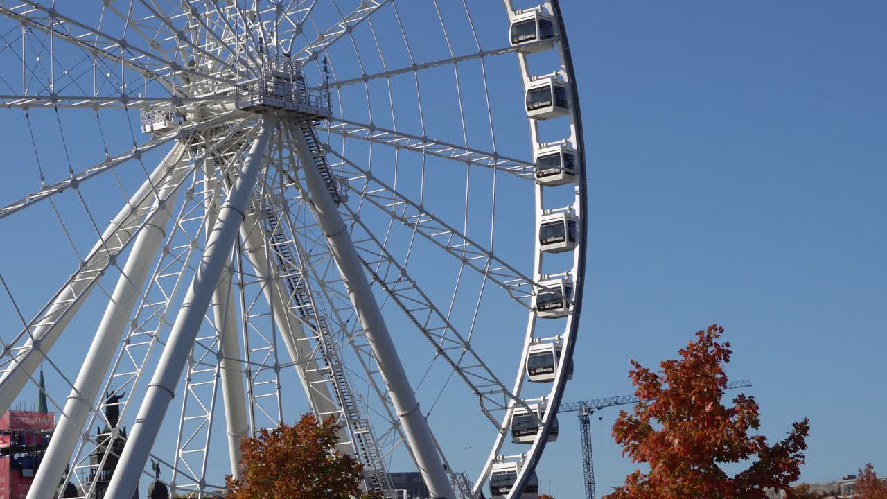 도시 뒤편에서 평화롭게 움직이는 하얀 바퀴