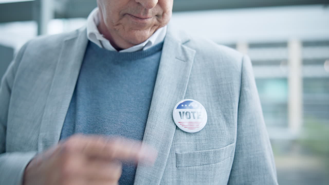 가리키는, 오케이 손과 배지를 가진 사람