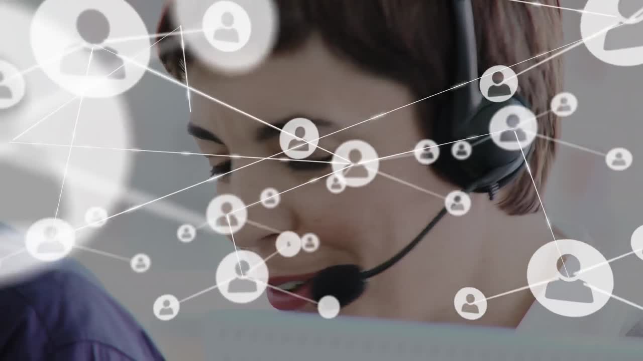 animación de una red de conexiones e iconos sobre una mujer de negocios con auriculares