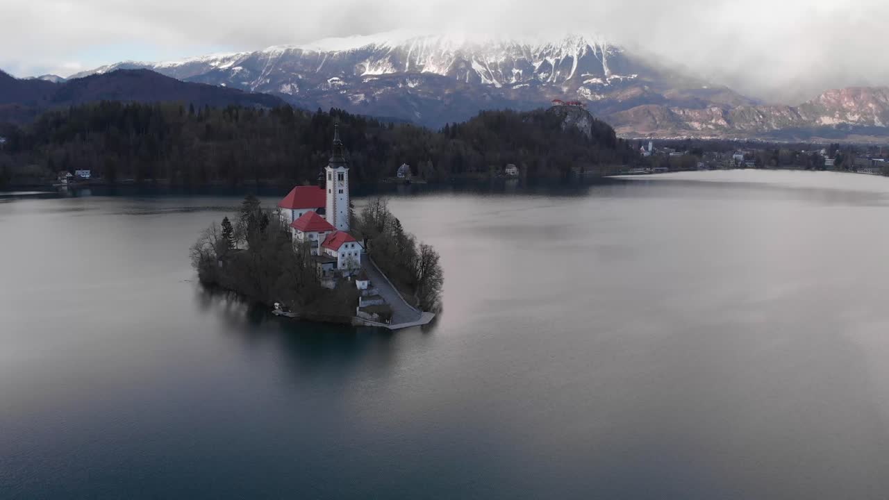 Luftfoto af ø i Bled-søen.