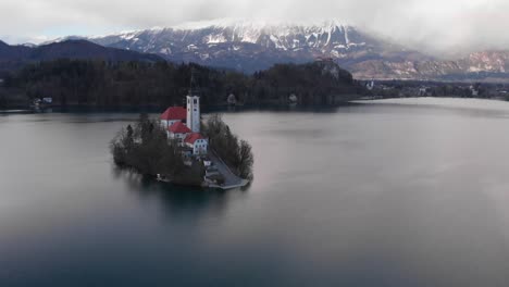 vista aérea de la isla en el lago bled