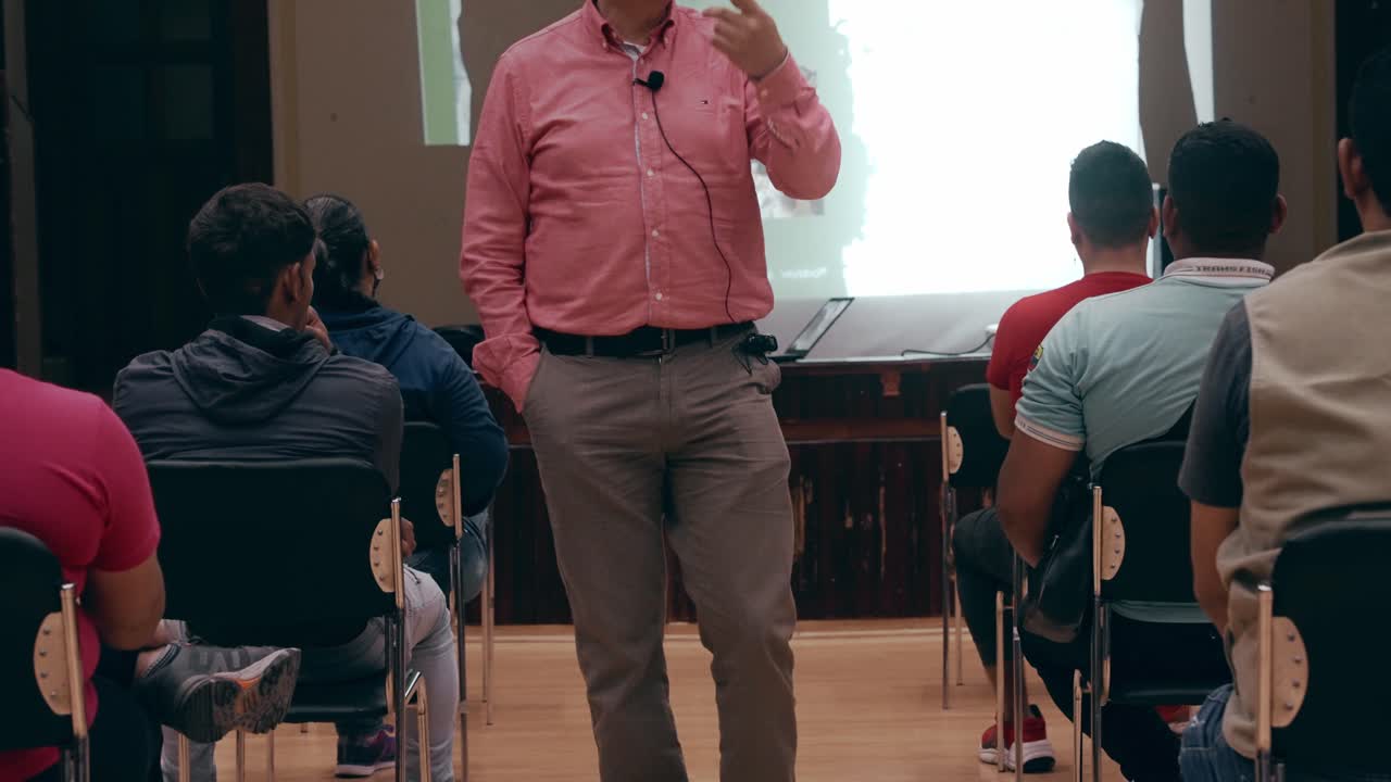 orador de pie y hablando con sus alumnos