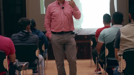 orador de pie y hablando con sus alumnos