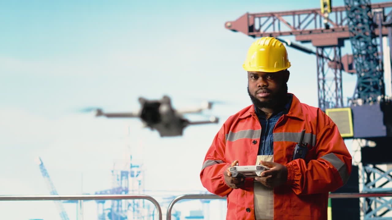 Lodret video Offshore platforms specialist bruger drone til inspektion af anlæg og kortlægning af aktiver