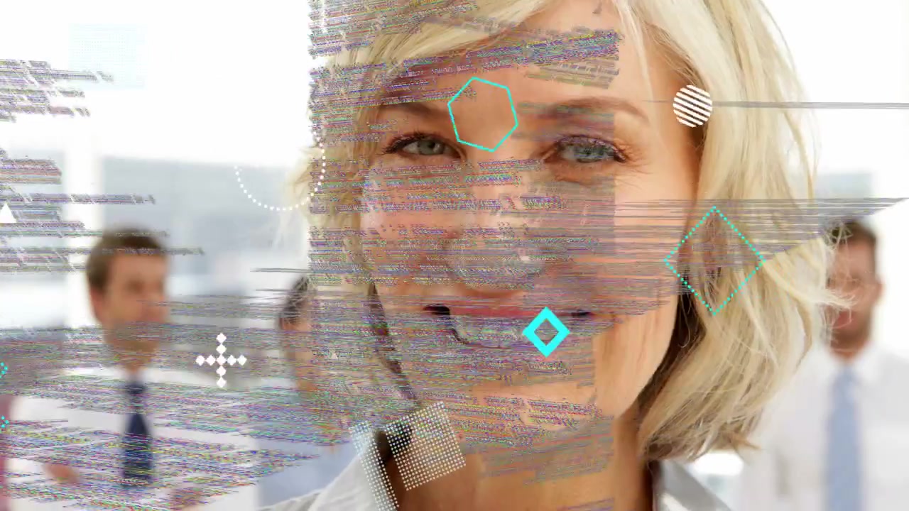 La telecamera si avvicina, donna sorridente mentre testo e forme scorrono sul viso, rivelando il marchio aziendale.