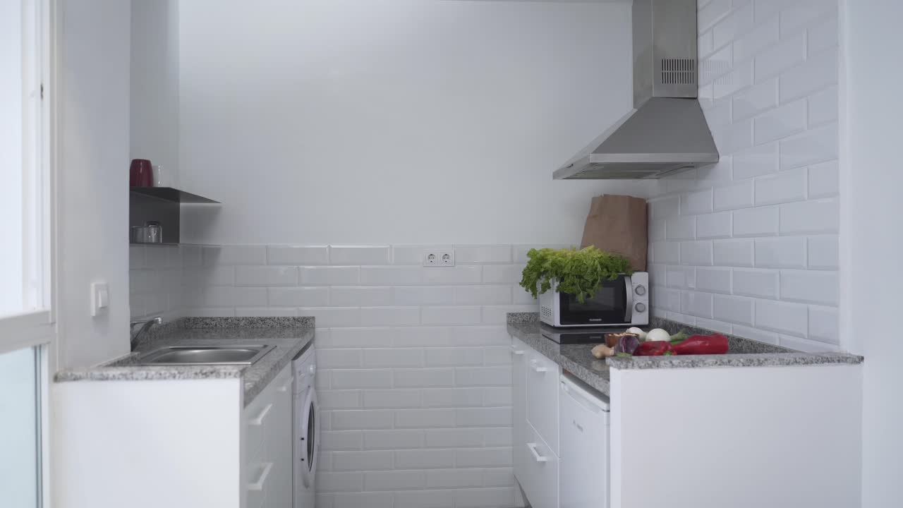 mujer cocinando en una cocina moderna