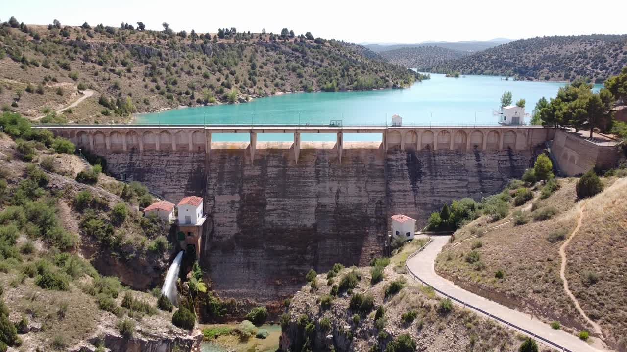 embalse del arquillo de san blas, teruel, aragon, spain - 댐 호수와 청록색 저수지의 공중 드론 전망
