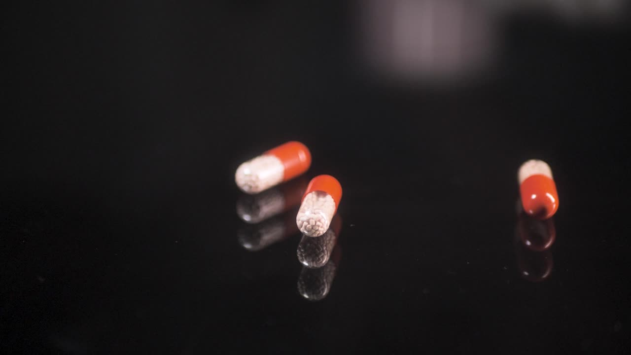 el hombre deja caer pastillas de su mano, enzima, tratamiento pancreático