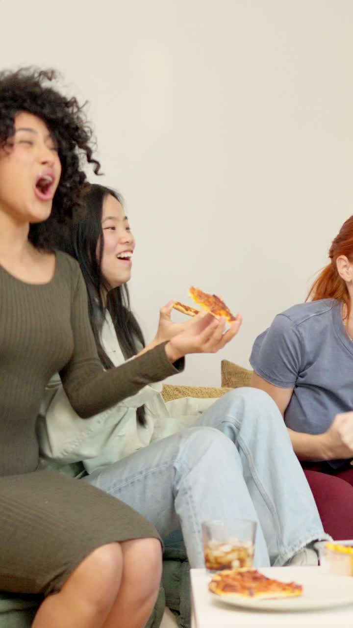 Ragazze che mangiano pizza e festeggiano la vittoria della loro squadra