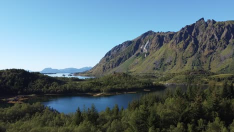 vista de la montaña conduce a las islas lofoten, noruega