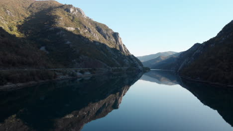 el río neretva en las montañas bosnias rurales, carro aéreo a través del valle