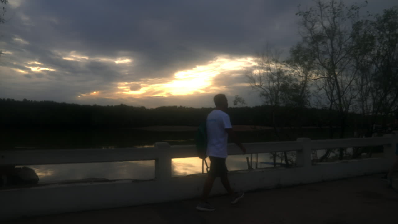 hombre caminando en el puerto de tailandia
