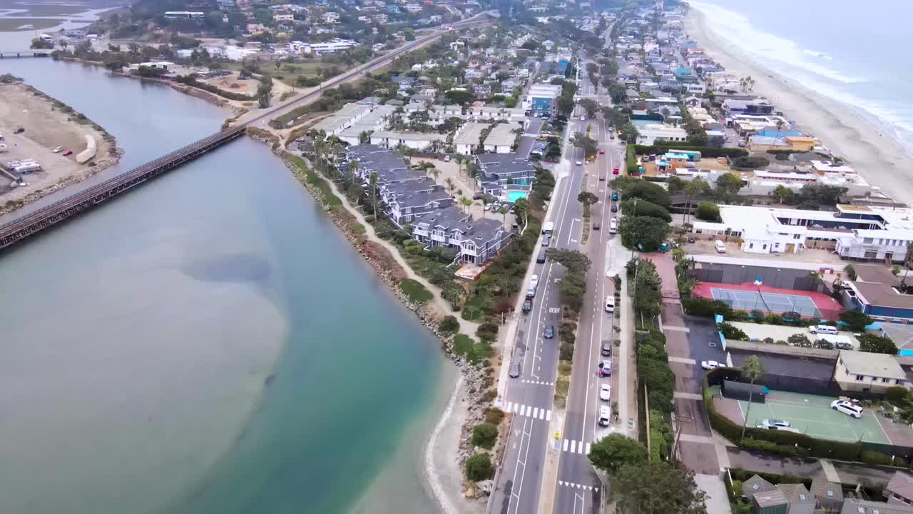 delmar san dieguito 강 슬로우 팬 업의 무인 항공기 보기