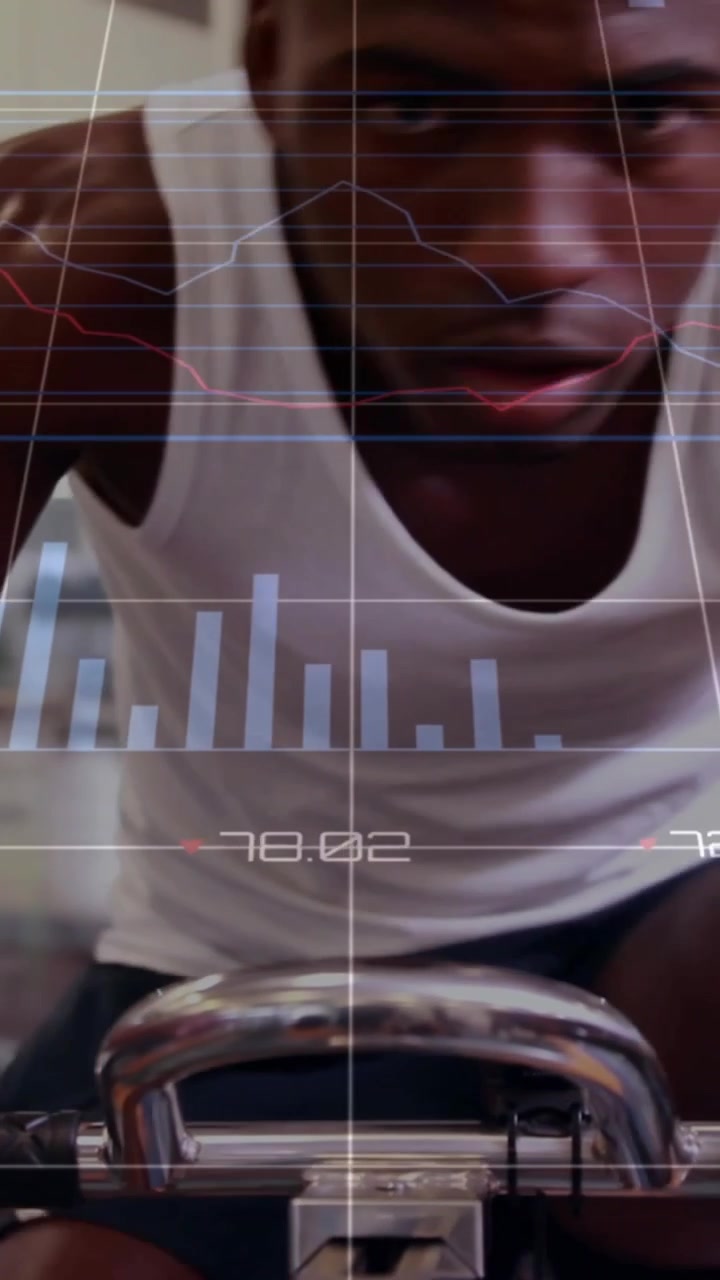 Vertikal video: Mand læner sig over cykelstyr, træder i pedalerne og opdaterer diagrammer, målere, tal for fitness