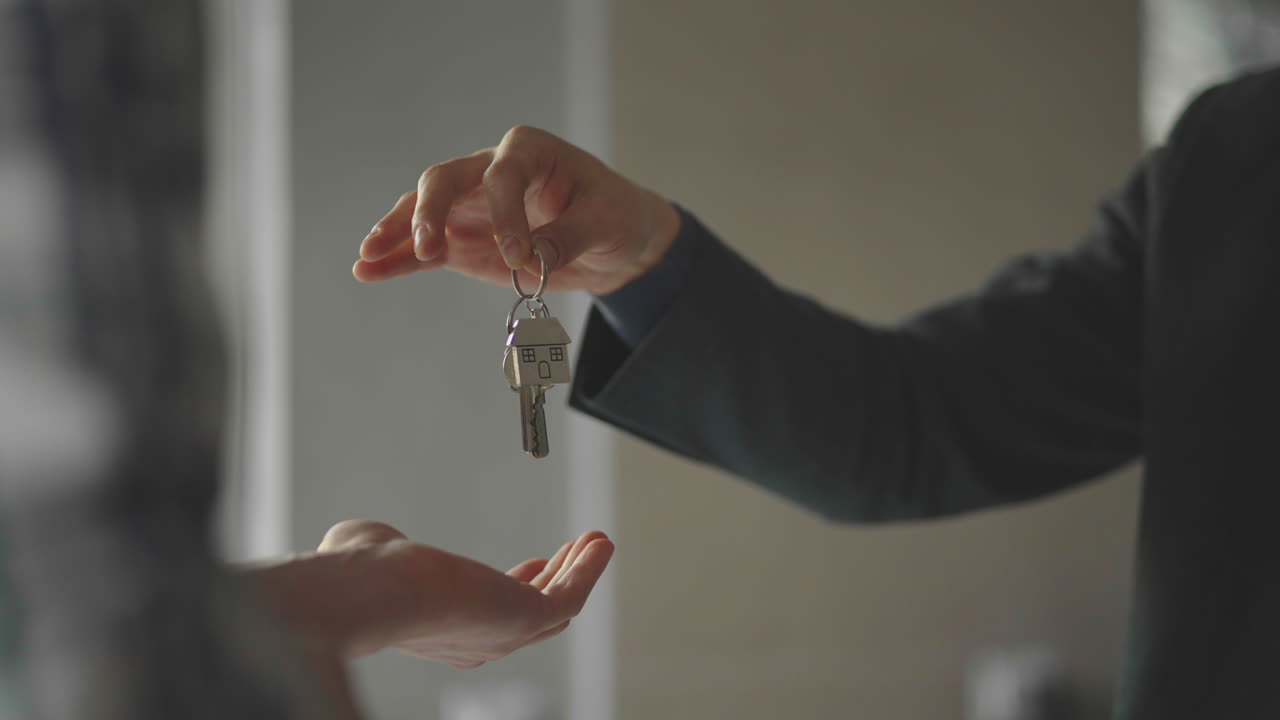 entrega de las llaves del nuevo apartamento.