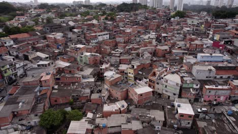 Vista-Aérea-De-Una-Comunidad-Pobre-En-Sao-Paulo,-Brasil---Descenso,-Inclinación,-Disparo-De-Drones