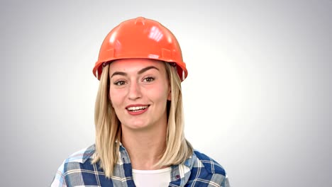trabajador de la construcción hablando con la cámara en fondo blanco