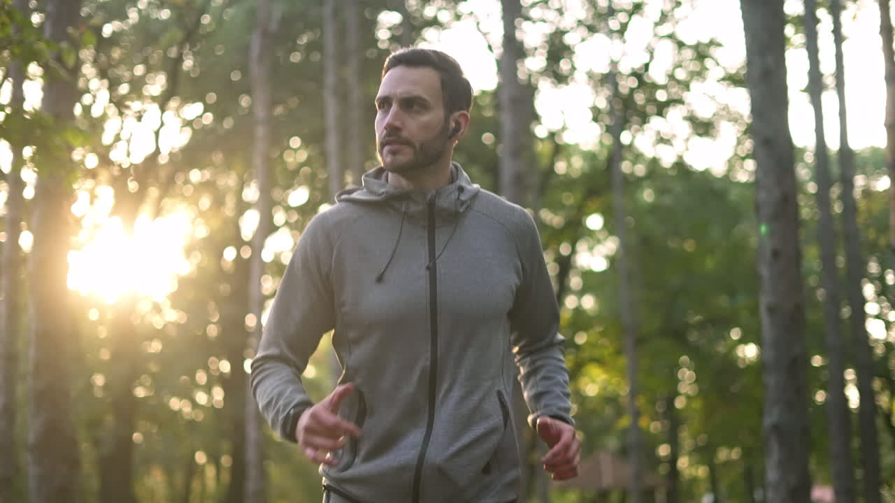 숲에서 달리는 남자