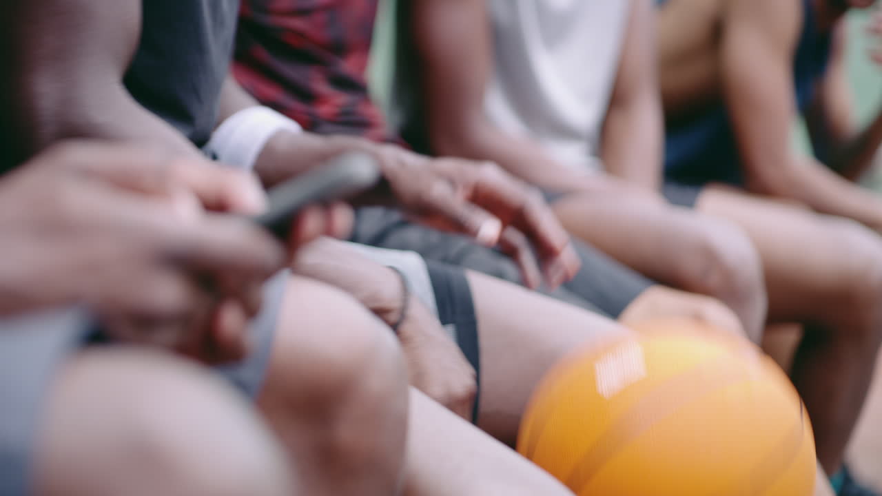 슈퍼스타 농구 팀이 스마트 앱을 사용합니다.