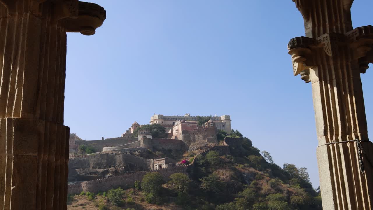 밝은 파란 하늘과 함께 고대 요새 유적 아침 독특한 관점에서 비디오는 kumbhal 요새 kumbhalgarh rajasthan 인도에서 찍혔습니다.