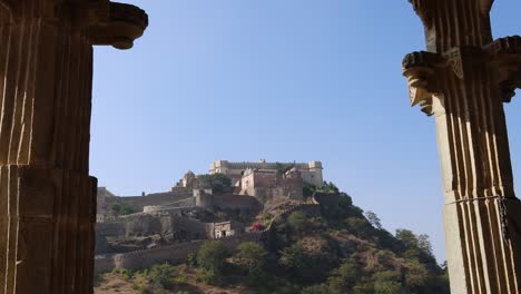 Ruinas-De-Un-Antiguo-Fuerte-Con-Un-Cielo-Azul-Brillante-Desde-Una-Perspectiva-única-En-La-Mañana-El-Video-Se-Toma-En-Kumbhal-Fort-Kumbhalgarh-Rajasthan-India