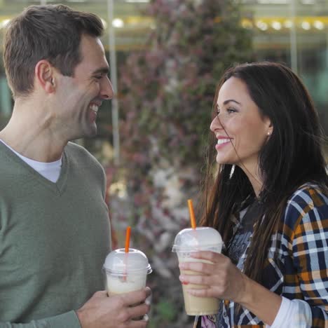 Glückliches-Entspanntes-Paar,-Das-Kaffee-Zum-Mitnehmen-Genießt
