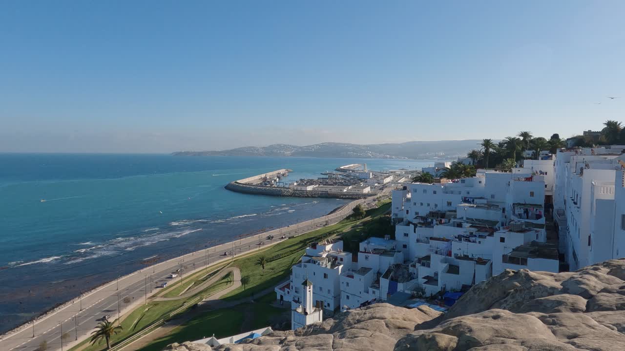 con vistas a las casas blancas de la ladera con una panorámica a la izquierda vista de la ruta de la plage merkala junto al estrecho de gibraltar, tánger
