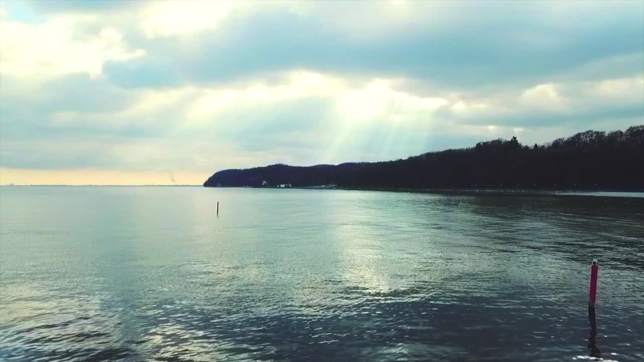 흐린 날씨에 바다 위를 앞으로 날아가는 드론