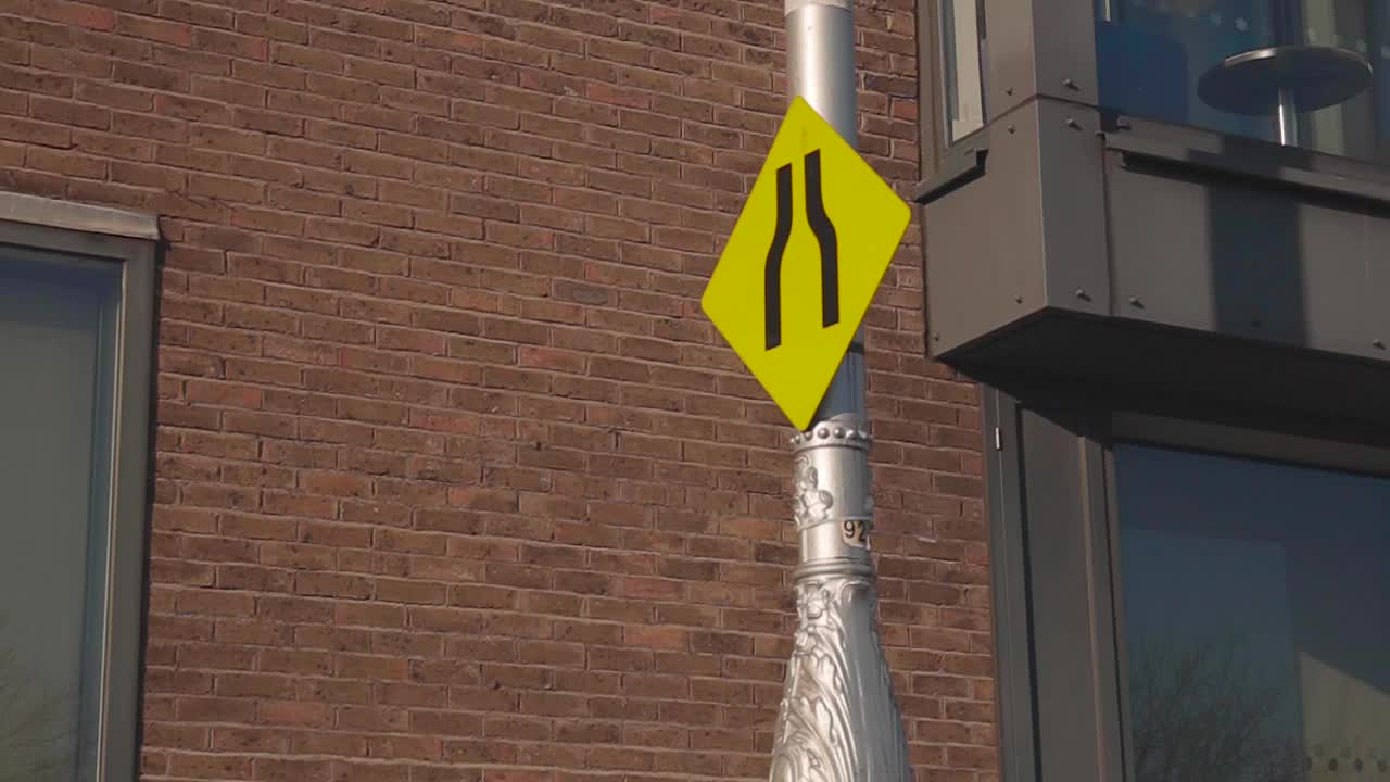 지나가는 도로 표지판 거리 슬로우 모션