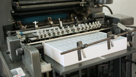 Automated-Label-Printing-Device,-Feeding-the-Machine-with-Cardboard-Canvas-held-by-Hydraulic-Vacuum-Arms