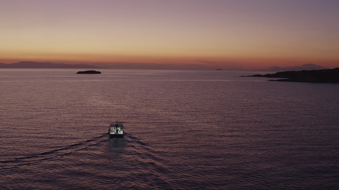 Aerea - Barca da pesca al crepuscolo a Vouliagmeni, Grecia