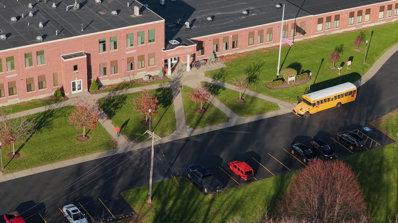 Vista aérea de uma escola com um ônibus escolar no estacionamento