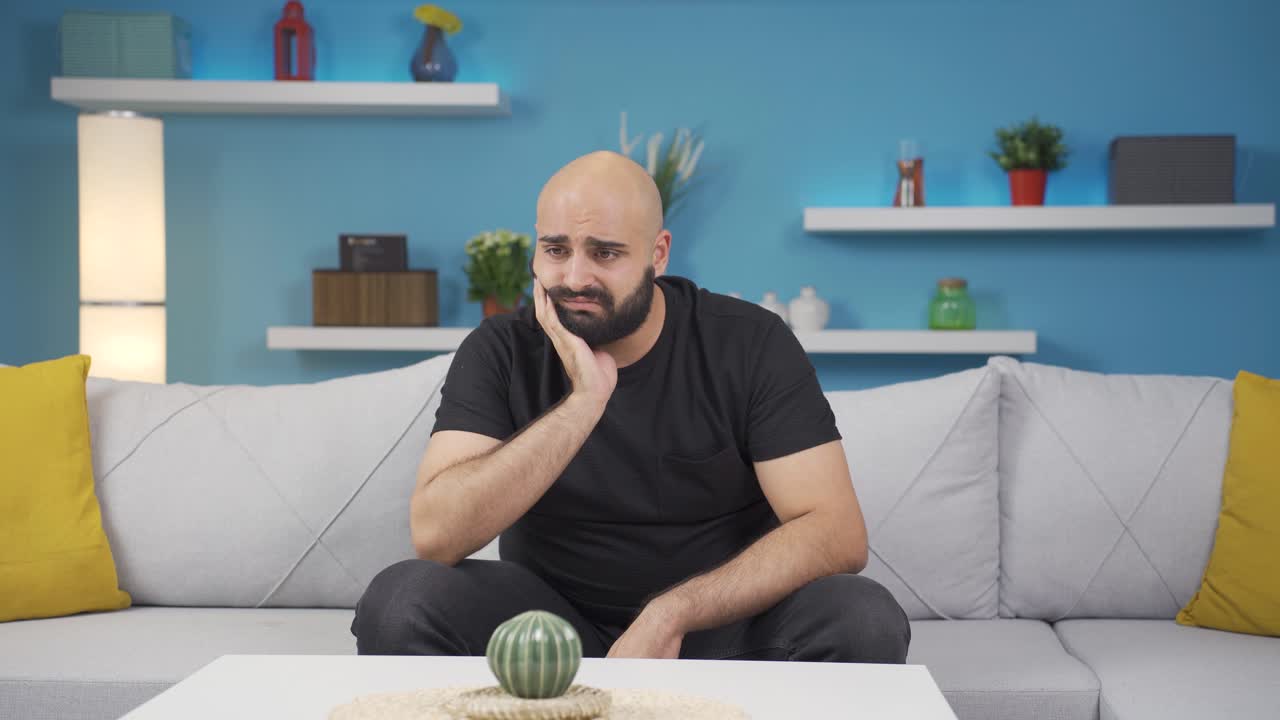 el hombre frustrado se enoja.