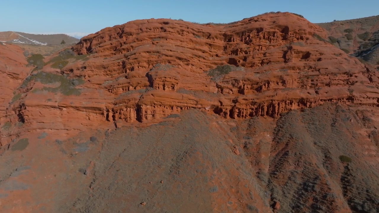 Riprese aeree della formazione rocciosa di arenaria rossa delle Sette Tori nella Gola di Jety Oguz vicino a Karakol, Regione di Issyk-Kul, Kirghizistan, in piena luce estiva.