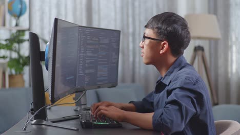 hombre codificando en casa