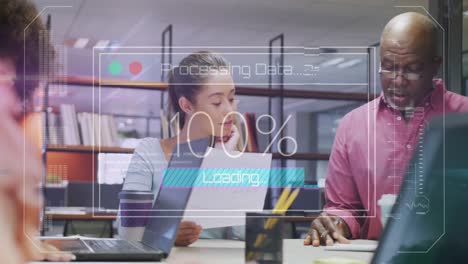 animación del procesamiento de datos financieros sobre diversas personas de negocios que trabajan en la oficina