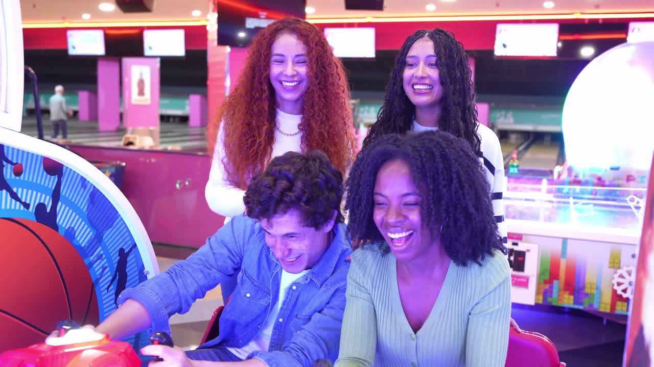 Gruppo che si diverte in una sala giochi