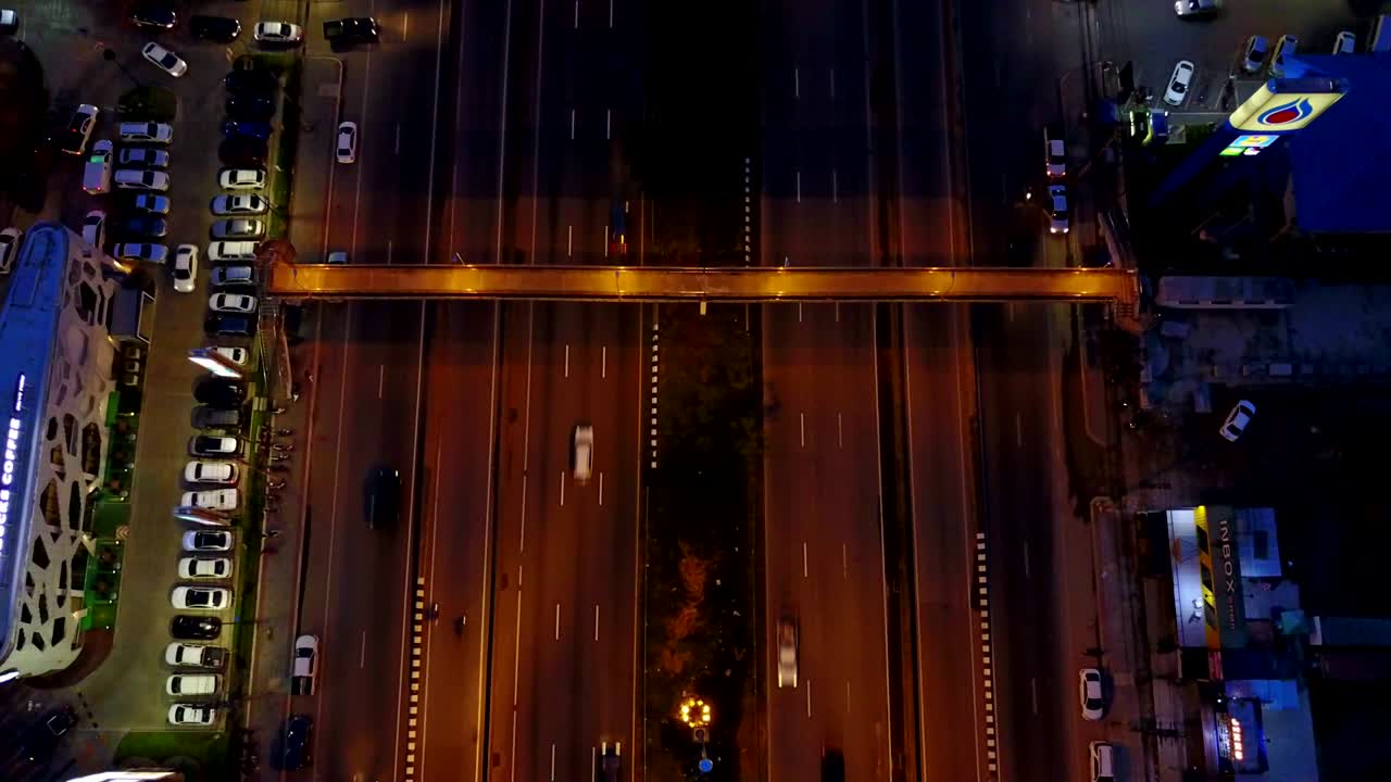 밤에는 고속도로의 교통을 내려다보세요.