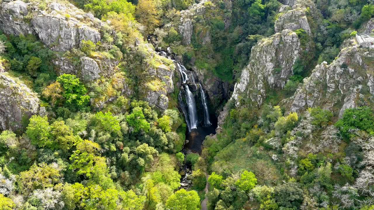 vista aérea de drones de las cascadas de fervenza do toxa que caen en cascada por la pared rocosa en la exuberante región de galicia en el noroeste de españa