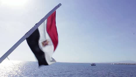 Bandera-De-Egipto-Ondeando-Con-El-Mar-Rojo-De-Fondo-En-Un-Barco