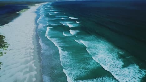 Playa-Aérea-Inclinada-Hacia-Arriba-Con-Un-Tramo-De-Arena-Que-Divide-La-Laguna-Y-El-Océano-En-Hermanus,-Sudáfrica