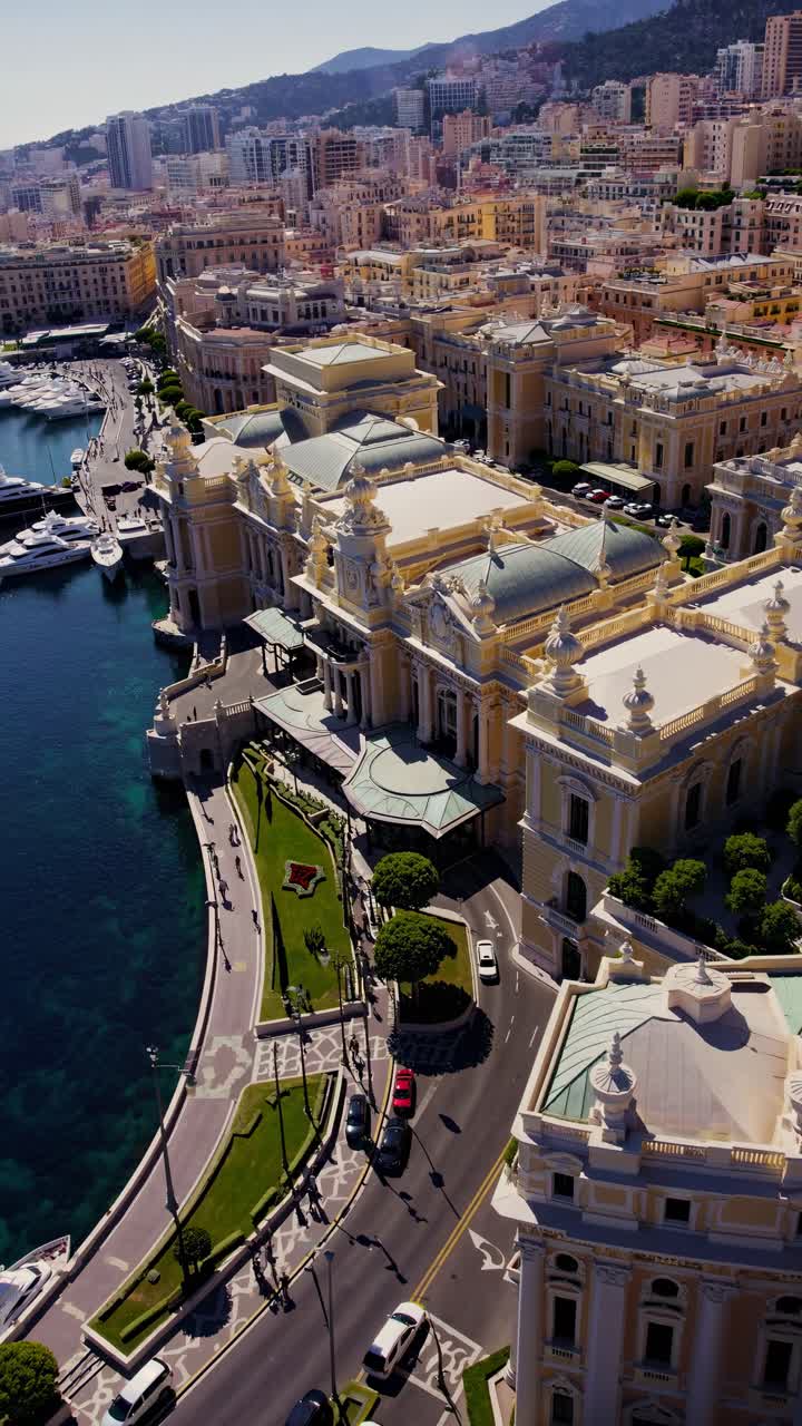 Vista aerea del Casinò di Monte Carlo e di yacht di lusso a Monaco.